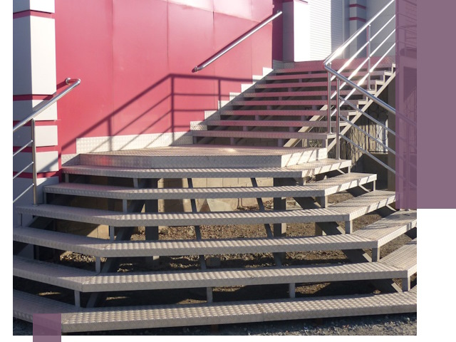 Лестницы для магазина в Магадане — изготовление и монтаж