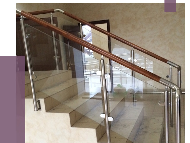 Комбинированные перила из металла и дерева в Магадане