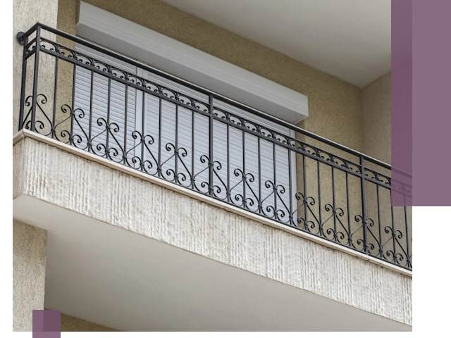 Балконные ограждения из металла и стекла в Магадане для домов