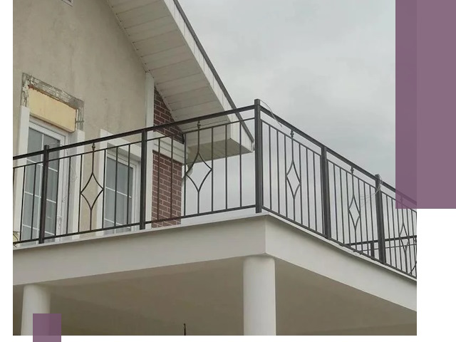 Изготовление балконных ограждений в Магадане из металла и стекла