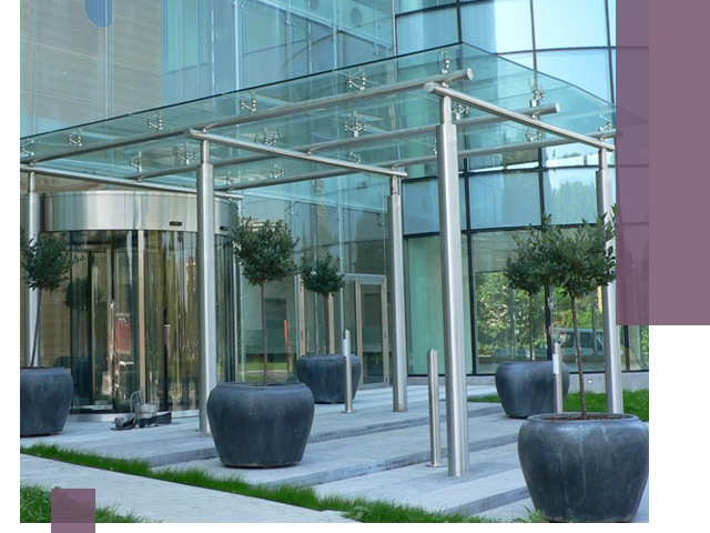 Навесы из стекла на заказ в Магадане — монтаж и установка