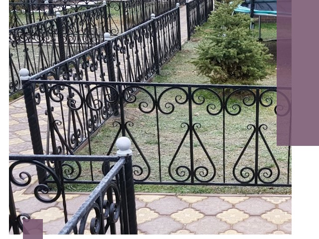 Кованые газонные ограждения под ключ в Магадане